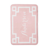Chic Blush en Wit Grieks Key Custom Monogram Badmat (Voorkant Verticaal)