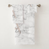 Chic Blush Pink White Marble Script Name Monogram Bad Handdoek (Insitu)