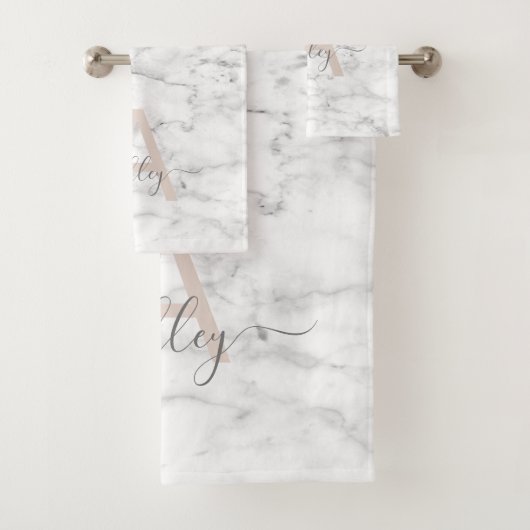 Chic Blush Pink White Marble Script Name Monogram Bad Handdoek (Insitu)