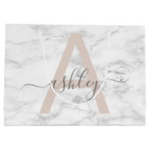 Chic Blush Pink White Marble Script Name Monogram Groot Cadeauzakje (Achterkant)