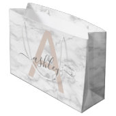 Chic Blush Pink White Marble Script Name Monogram Groot Cadeauzakje (Achterkant Gekanteld)