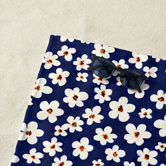 Chic Boho Daisies Dark Blue Pattern Pillow Hoesje Strandlaken (In situ)