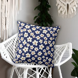 Chic Boho Daisies Dark Blue Pattern Sierkussen<br><div class="desc">Eenvoudig schilderen van de waterverf inspireerde het bloempatroon van witte anemonbloemen met donkerblauwe achtergrond.</div>