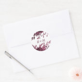 Chic Burgundy Floral met Monogram Ronde Sticker (Envelop)