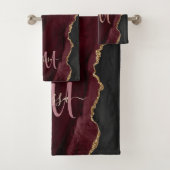 Chic Burgundy Gold Glitter Agate Custom Monogram Bad Handdoek (Insitu)