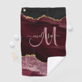 Chic Burgundy Gold Glitter Agate Custom Monogram Golfhanddoek (Insitu)