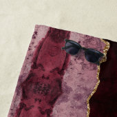 Chic Burgundy Gold Glitter Agate Custom Monogram Strandlaken (In situ)