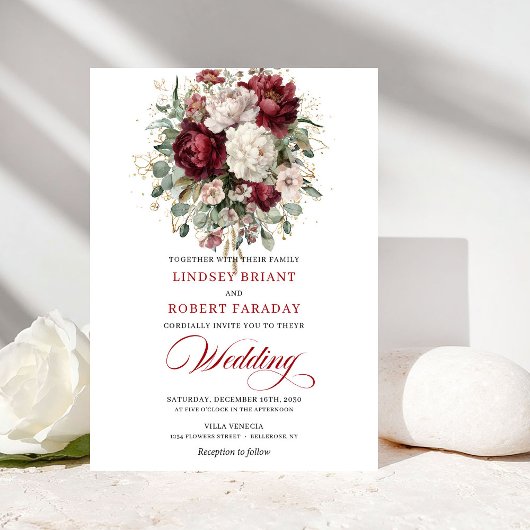 Chic Burgundy White Floral Garden Wedding Invite Kaart