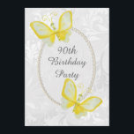 Chic Butterflies Damask 90th Birthday Double Sided Kaart<br><div class="desc">Elegant gepersonaliseerde / gepersonaliseerde op maat gemaakte viering van het 90ste verjaardagsfeest voor vrouwen. Op de voorkant van deze glamoureuze verjaardagsfeestje is een mooie witte bloem en zwemt vochtige patroonachtergrond met twee , schattige en stijlvolle gele en witte vlinders die op een parelaas zijn gedrukt afbeelding met de woorden "90th...</div>