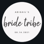 Chic Calligraphy Bride Tribe Wedding Bridal Party Ronde Sticker<br><div class="desc">Pas deze eenvoudige moderne ovalen sticker aan voor de "bruidstam" met jouw naam- en trouwdatums</div>