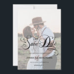 Chic Calligraphy Faux Vellum Effect Photo Wedding Save The Date<br><div class="desc">Moderne en elegante vormgeving met afdruk Calligrafie Faux Vellum Effect Photo Wedding Save the Date die met jouw tekst kan worden aangepast. Klik op de knop "Aanpassen" en gebruik onze ontwerptool om deze sjabloon te wijzigen. Bekijk de grafische kunstontwerpopslag voor andere producten die bij dit ontwerp passen!</div>