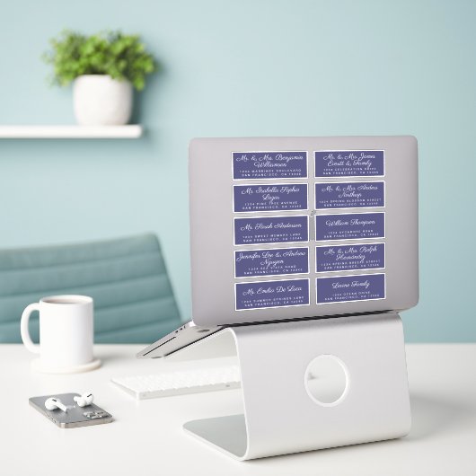 Chic Calligraphy Wedding Guest Adresetiketten Sticker (Laptop op bureau)