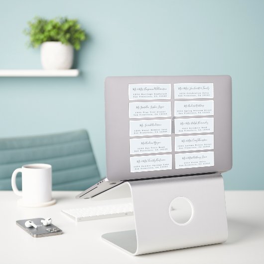 Chic Calligraphy Wedding Guest Adresetiketten Sticker (Laptop op bureau)