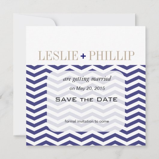 Chic Chevron Monogram Save the Date | marineblauw (Achterkant)