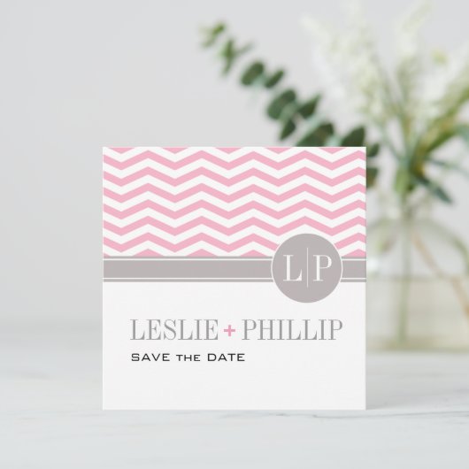 Chic Chevron Monogram Save the Date | roze (Staand voorkant)