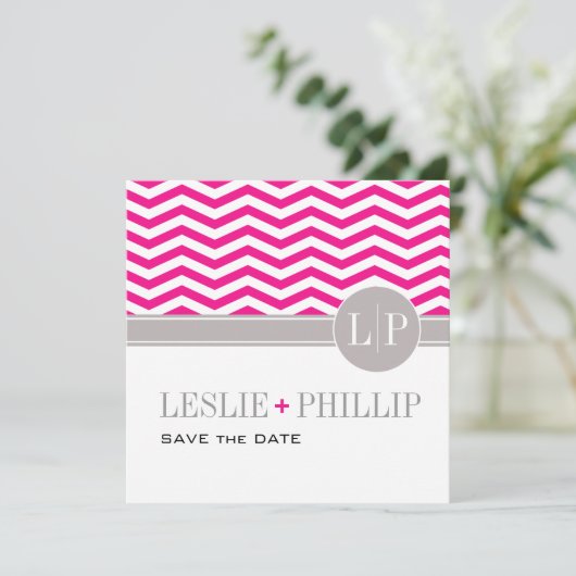 Chic Chevron Monogram sparen de Datum | fuschia Save The Date (Staand voorkant)