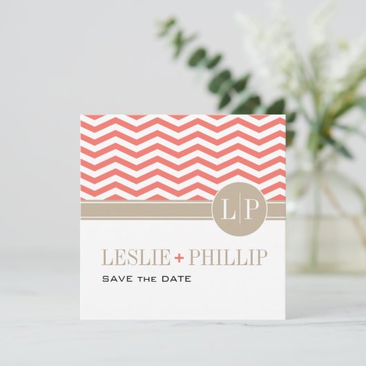 Chic Chevron Monogram sparen de Datum | koraal Save The Date (Staand voorkant)