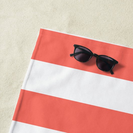 Chic Coral en White Stripes, gepersonaliseerd Strandlaken (In situ)