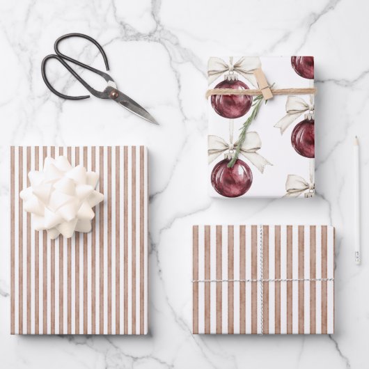 Chic Cream Brown Stripes Kerst Rode Ornamenten Inpakpapier Vel (Voorkant)