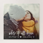 Chic Custom Coördinates Brush Script Photo Legpuzzel<br><div class="desc">Moderne, chic script typografie design 'Waar alles begon' over je aangepaste coördinaten van de plek waar je je dierbaard ontmoette. Met je favoriete foto is dit een unieke gave voor Valentijnsdag, voor newlyweds of ( bruiloft ) jubileum. Zowel romantisch als trendy stijlvol, onze persoonlijke fotopuzzel biedt de breedtegraad en de...</div>