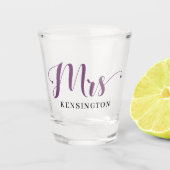 Chic Custom Mrs Newlywed Typography Shot Glas (Voorkant)