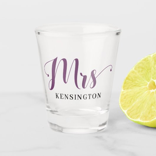 Chic Custom Mrs Newlywed Typography Shot Glas (Voorkant)