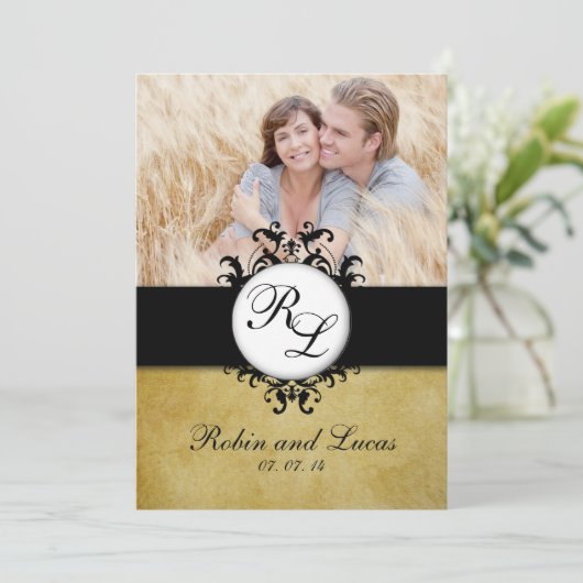 Chic Damask  Monogram Weddenschap Foto Kaart (Staand voorkant)