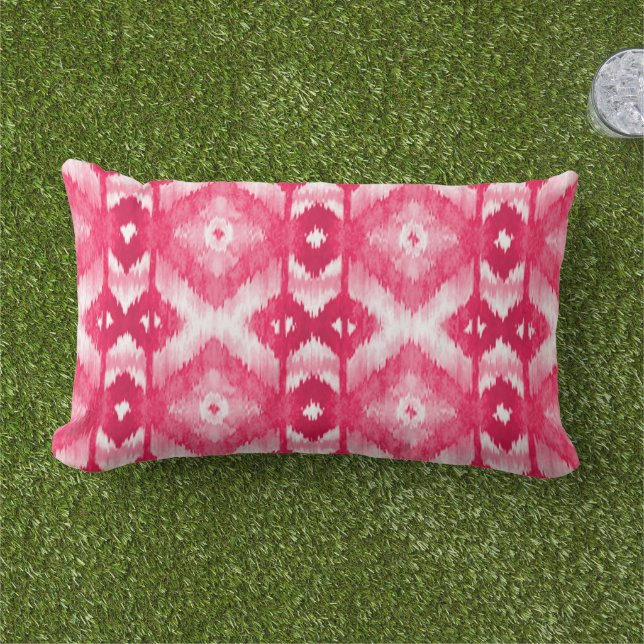 Chic Dark Magenta Roze Rood Ikat Patroon Buitenkussen (Gras)