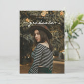 Chic Delicate White Script Foto Graduation Party Kaart (Staand voorkant)