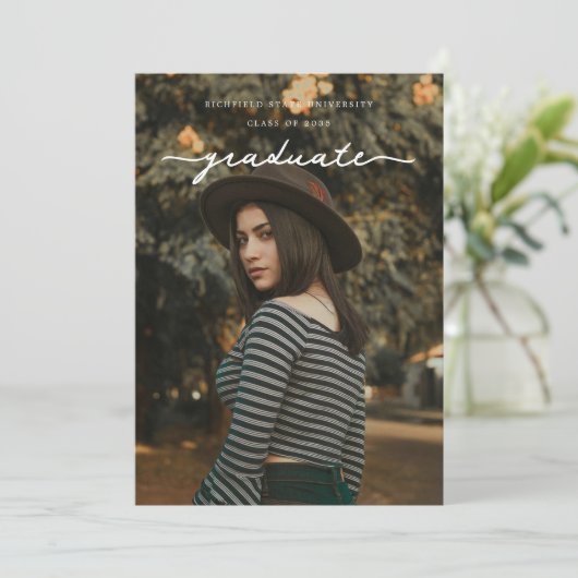 Chic Delicate White Script Foto Graduation Party Kaart (Staand voorkant)