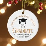 Chic Dental School Custom Afstuderen Christmas Keramisch Ornament<br><div class="desc">Deze chique aangepaste tandheelkundige school afstuderen keepsake kerstversiering is voorzien van een tand met een afstudeerdop voor een klasse van 2025 tandheelkunde afstuderen. Pas met uw afstuderen jaar voor een grote gepersonaliseerde mondhygiënist,  orthodontist,  of tandarts afstuderen cadeau.</div>