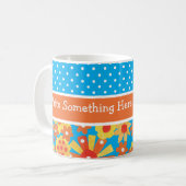 Chic Ditsy Oranje en Red Floral Pattern op Blue Koffiemok (Voorkant links)