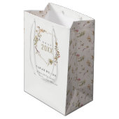Chic Dusky Pink Blush Wildflower Crest Afstuderen Medium Cadeauzakje (Achterkant Gekanteld)