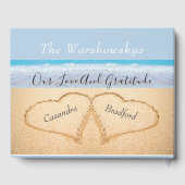 Chic Dusty Blue Beach Bruiloft 2 Harten in Zand Gastenboek (Achterkant)