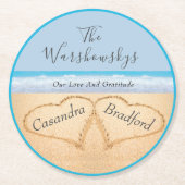 Chic Dusty Blue Beach Bruiloft 2 Harten in Zand Ronde Kartonnen Onderzetter (Voorkant)