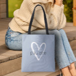 Chic Dusty Blue Heart, speciaal aangepast Tote Bag<br><div class="desc">Deze stoffige blauwe canvas tas is gepersonaliseerd met jouw naam in een eenvoudig lettertype boven een groot wit hart. Ideaal voor jezelf,  voor je bruidsmeisjes,  boekenclub,  cadeau voor afstuderen,  verjaardagscadeau,  cadeau van de leraar of elke andere gelegenheid. Meer kleuren in onze winkel.</div>