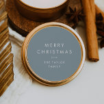 chic | Dusty Blue Merry Christmas kerstcadeau Ronde Sticker<br><div class="desc">Deze chique stoffige blauw Merry Christmas vakantie cadeau stickers zijn ideaal voor een eenvoudige vakantie cadeau of vakantie kaart. Het eenvoudige ontwerp is voorzien van klassieke minimalistische witte typografie op een blauwe achtergrond met een rustieke boho-gevoel. in elke kleur. Houd het ontwerp minimaal en elegant, zoals het is, of personaliseer...</div>