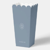 Chic Dusty Blue Monogram Popcorn Favor Box Bedankdoosjes (Achterkant)