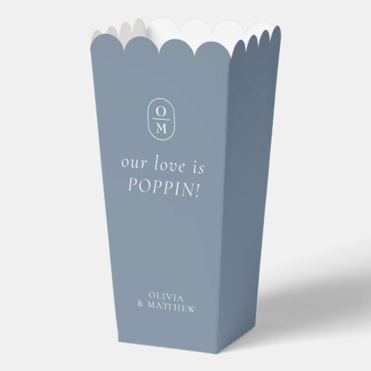 Chic Dusty Blue Monogram Popcorn Favor Box Bedankdoosjes (Voorkant)