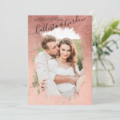 Chic Eenvoudig Roos Gold Script Fotocollage Weddin Kaart (Staand voorkant)
