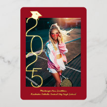 Chic eindexamenfoto met rode gouden aankondiging