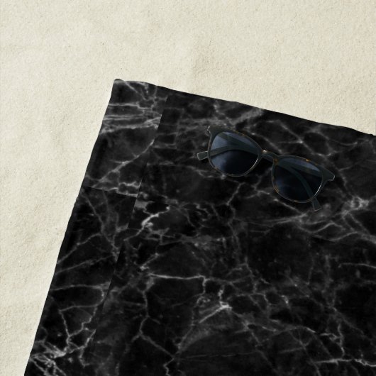 Chic Elegant Black Pink Marble Monogrammed Beach T Strandlaken (In situ)