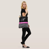 Chic Elegant Black White Stripes met Initiaal Tote Bag (Op model)