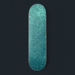 Chic Elegant Blauwgroen Blue Sparkly Glitter Persoonlijk Skateboard<br><div class="desc">Dit elegante en chic ontwerp is perfect voor de stijlvolle en trendy fashionista. Het is voorzien van een faux gedrukte, dunne blauwgroen blauwe glitterafdruk. Het is , meisjes, glamoureus en modern. ***BELANGRIJKE NOTA VAN HET ONTWERP: Voor om het even welk verzoek van het douaneontwerp zoals passende productverzoeken, kleurenveranderingen, plaatsingsveranderingen, of...</div>