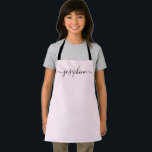 Chic Elegant Modern Script Naam Schort<br><div class="desc">Ze zal dol zijn op een gepersonaliseerd schort terwijl ze die goodies bakt,  heerlijke gerechten kookt of met haar planten werkt. Een perfect cadeau om je talenten te stimuleren. Zwart schrift voor de naam met lange staart versieringen. Zie andere schorten.</div>