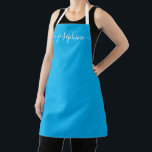 Chic Elegant script Name Cyan Blue Schort<br><div class="desc">Ze zal van een gepersonaliseerd pron houden als ze die godies bakken,  heerlijke gerechten kookt of met haar planten werkt. Een perfect cadeau om haar talenten aan te moedigen. Wit manuscript voor de naam met lange-staart versieringen op cyaanblauw.</div>