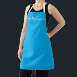 Chic Elegant script Name Cyan Blue Schort<br><div class="desc">Ze zal van een gepersonaliseerd pron houden als ze die godies bakken,  heerlijke gerechten kookt of met haar planten werkt. Een perfect cadeau om haar talenten aan te moedigen. Wit manuscript voor de naam met lange-staart versieringen op cyaanblauw.</div>