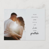 Chic Elegant Script Trouwdatum Aangepaste Foto Bed Briefkaart (Voorkant)