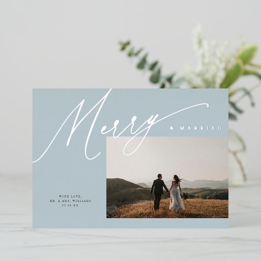 Chic Elegant Vrolijk & Getrouwd Een Foto Dusty Blu Folie Feestdagenkaart (Staand Voorkant)