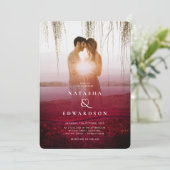 Chic Elegant Wavy Burgundy Abstract Foto Weddensch Kaart (Staand voorkant)
